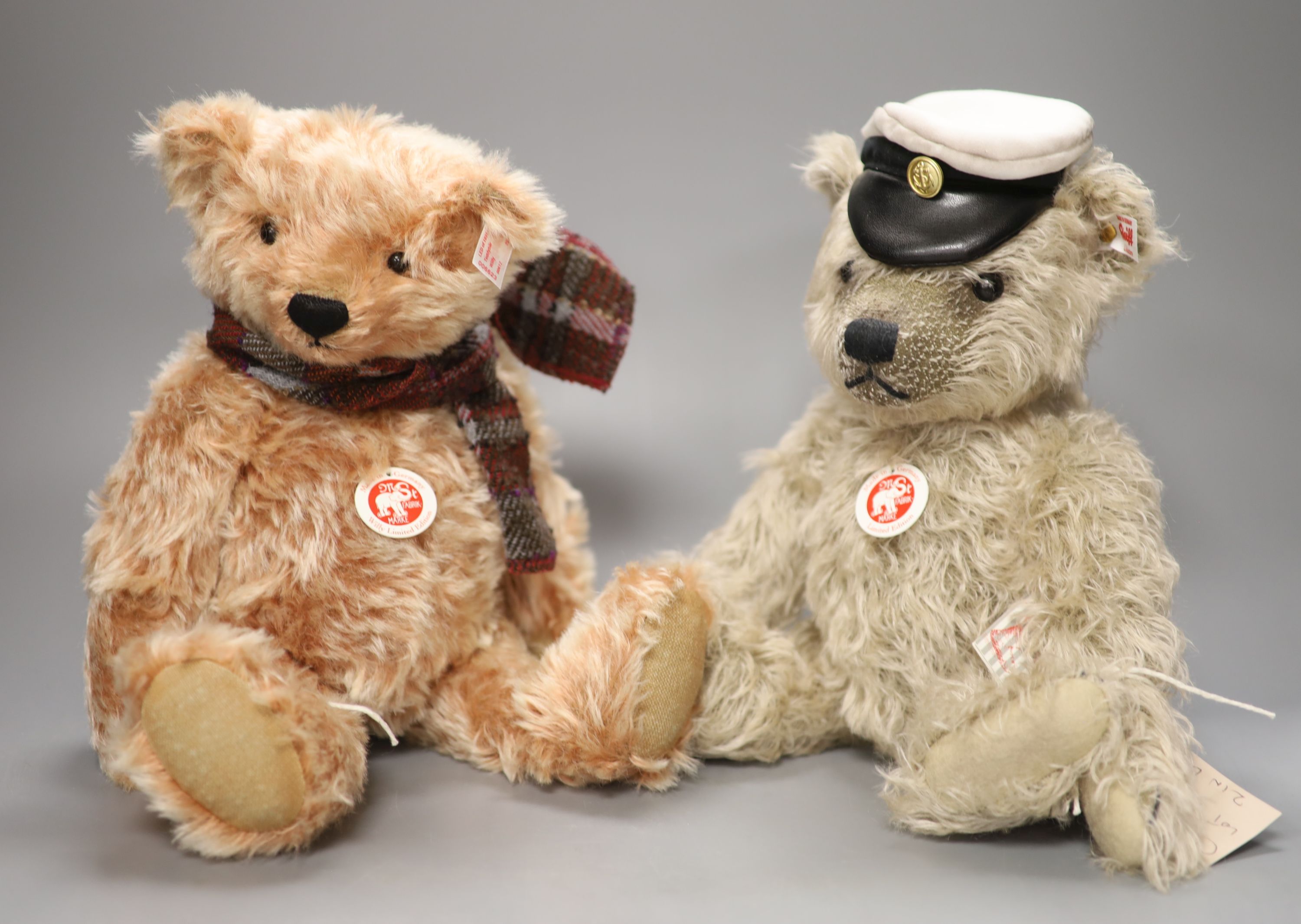 Limited edition Captain Keith box and certificate, limited edition Willy Bear, box and certificate (2)
